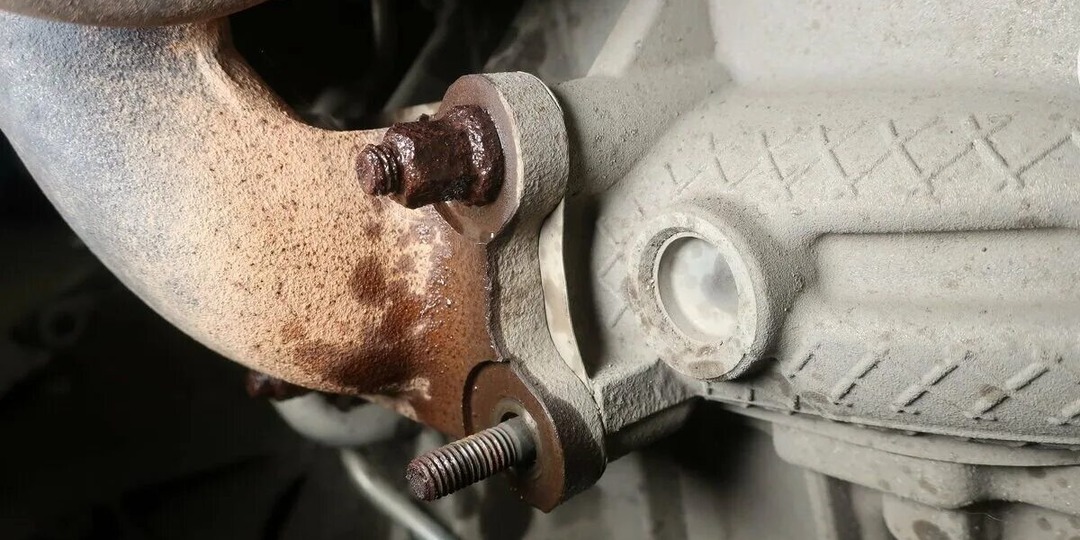 Как правильно откручивать ржавые гайки, чтобы не обломить шпильку или болт: простой способ