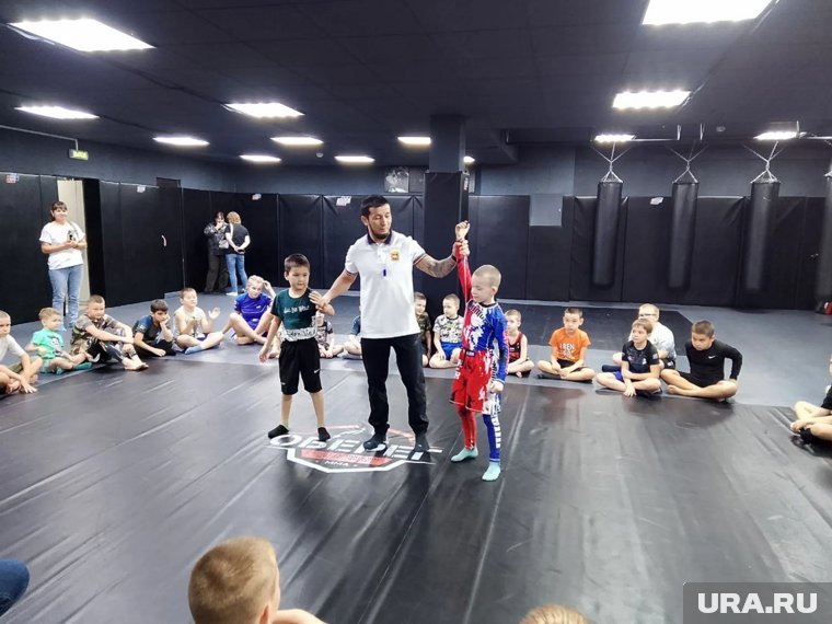    Детей учат болеть за своих товарищей