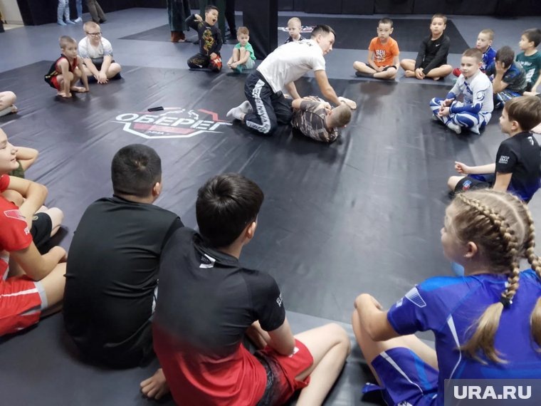    Воспитанников учат ударной и борцовской техникам