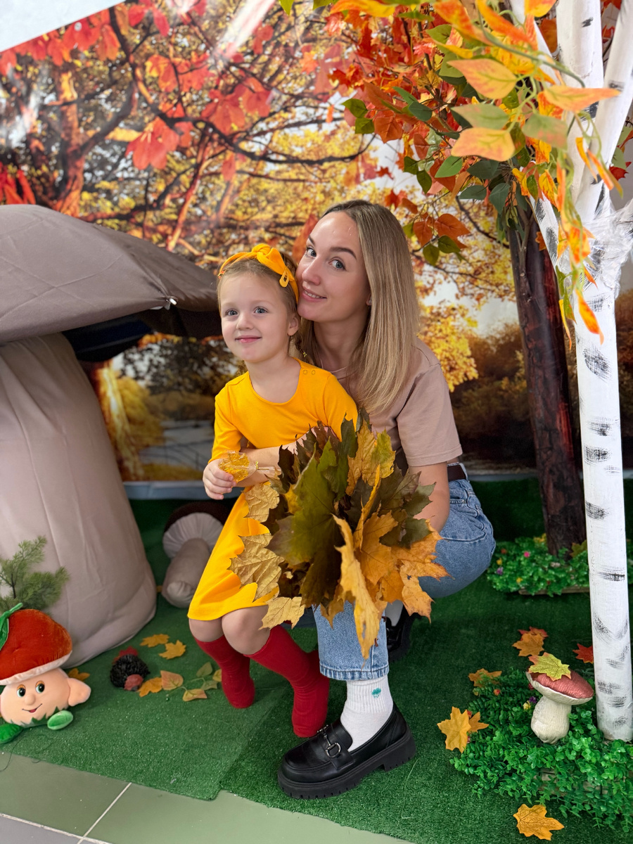 Как думаете, сколько «взрослых»словечек знает эта девочка в желтом?