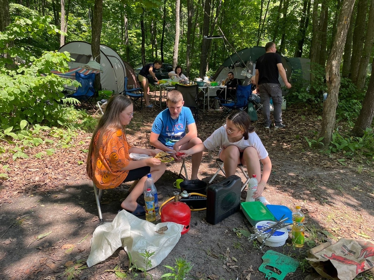 Лера, Айрат, Олеся готовят блинчики.