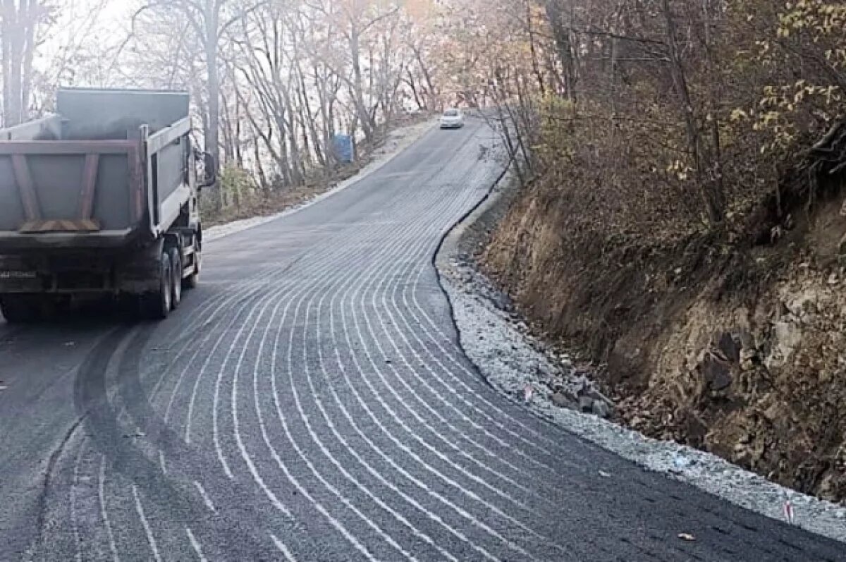    Во Владивостоке асфальтируют дорогу к детскому центру «Маяк»