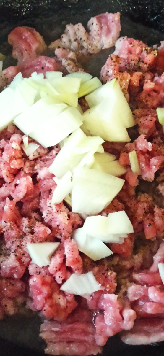 Фарш, специи, лук. 