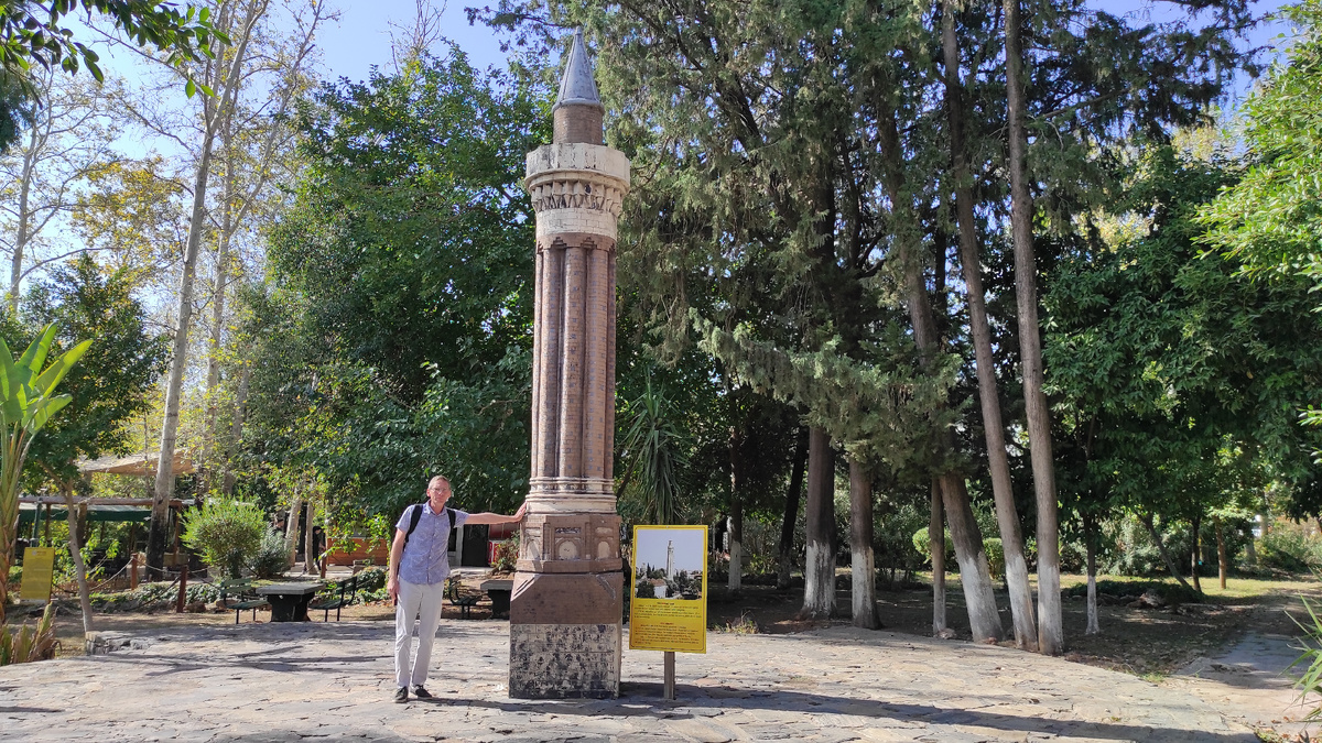 Знаменитый минарет Антальи. Но маленький, копия. Фото: Кирилл Полиенко/Polienko: путешествуем вдвоём