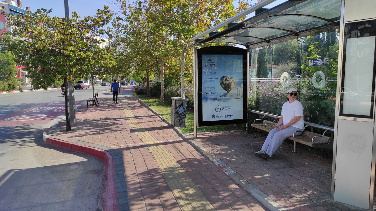 Автобусная остановка в Анталье - с затемненными стеклами и в тени деревьев. Ждать транспорт комфортно даже в жару. Фото: Кирилл Полиенко/Polienko: путешествуем вдвоём