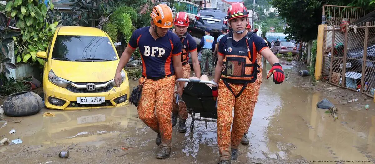 Спасатели на Филиппинах оказыают помощь жертвам тайфунаФото: Jacqueline Hernandez/AP Photo/picture alliance