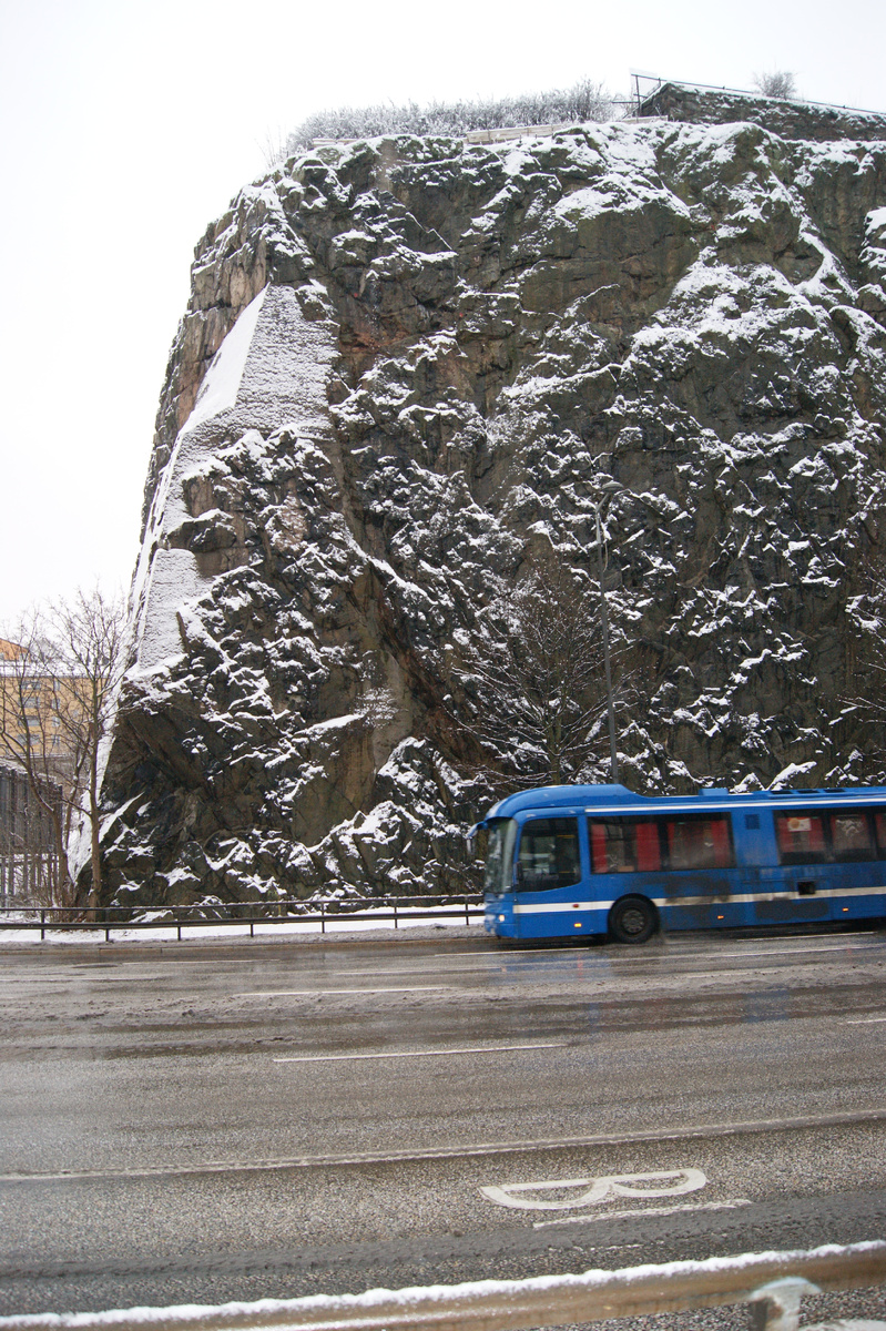 скалы возле пристани паромов