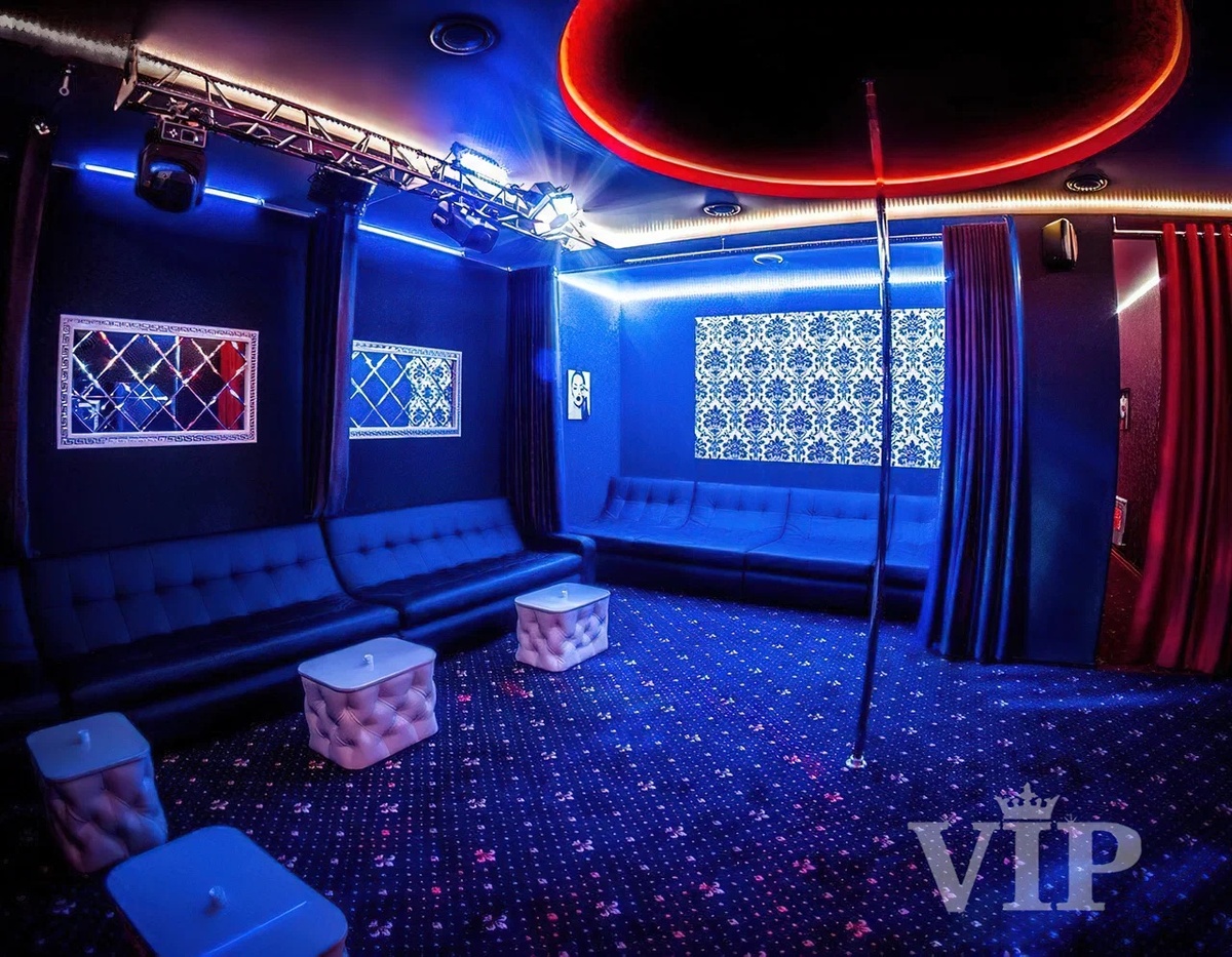 Здесь всё сделано не ради показной роскоши, а ради состояния. Мягкий свет, спокойный ритм, тихая музыка и ощущение, что время вдруг замедлилось. В залах приглушённое освещение, комфортная температура и тёмные оттенки интерьера — они помогают сразу переключиться и расслабиться.