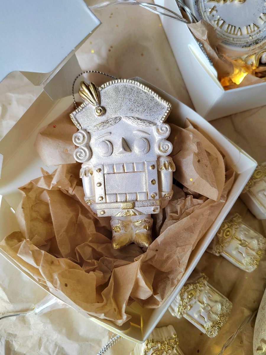 Щелкунчик в стиле "Золото"