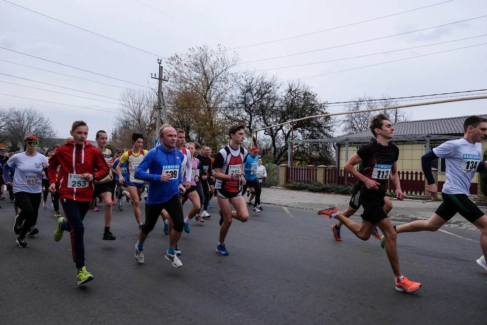    Народный фронт и Минспорта ДНР обсуждают развитие легкой атлетики в Мариуполе. Фото: Минспорта ДНР