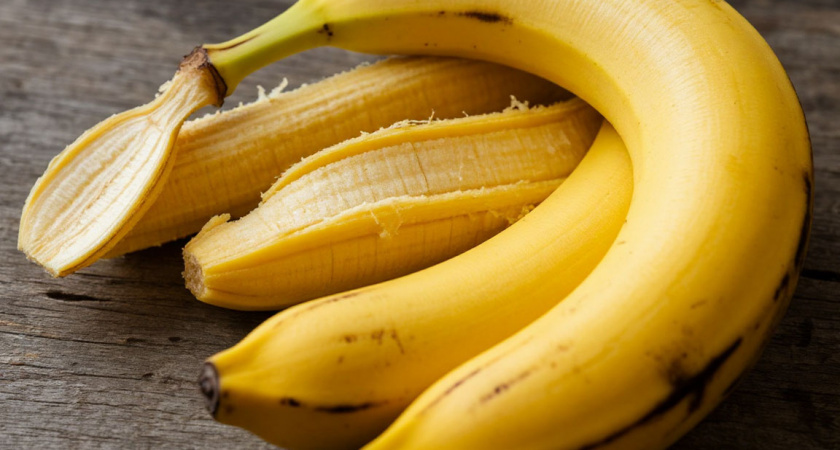    Беру банановую кожуру и натираю: обычный мусор стал на вес золота - вот как использую