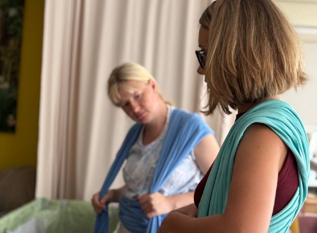    Будущих мам учат пользоваться слингом