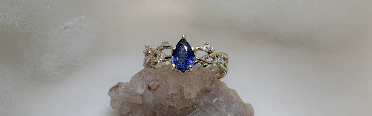 Золотое кольцо с сапфиром и бриллиантами «Хельга»