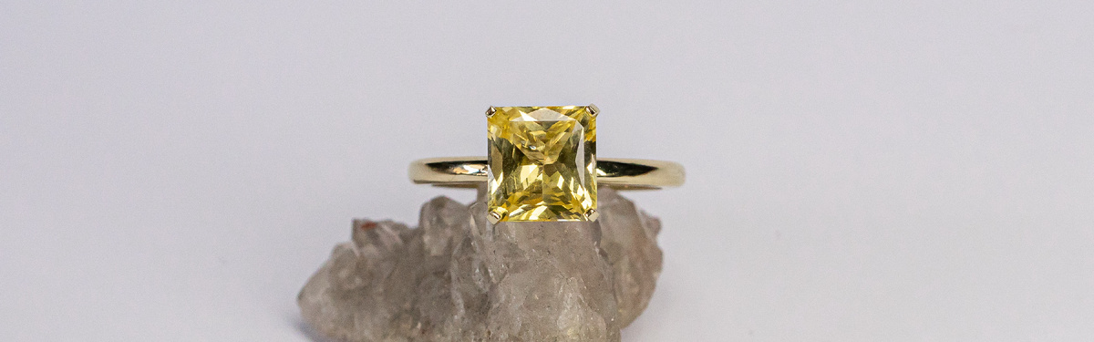 Золотое кольцо с жёлтым сапфиром