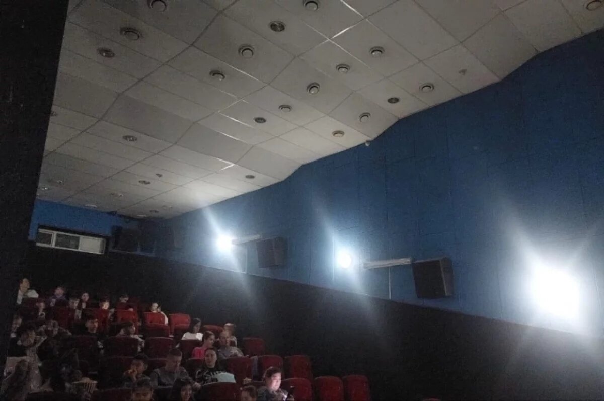    В Хакасии возбудили дело после 15 пострадавших от ламп в кинотеатре