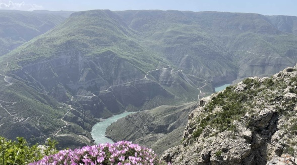 Обратите внимание на белую полосу на левом склоне Сулакского каньона - так выглядит издалека обычная горная дорога.