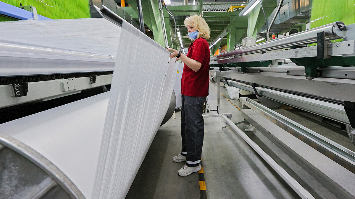   Владимир Смирнов / ТАСС- Сотрудница во время производства тканей на фабрике. Предприятие является филиалом итальянской компании по производству текстиля, Россия