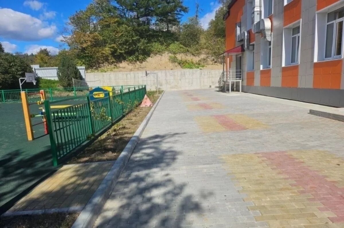    В Корсакове после жалобы в прокуратуру отремонтировали двор детского сада