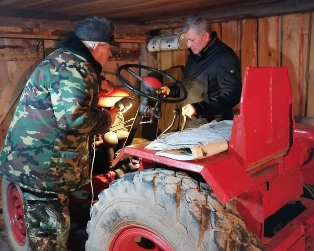    Житель Нагорского района в 90 лет продолжает работать в гараже и на огороде