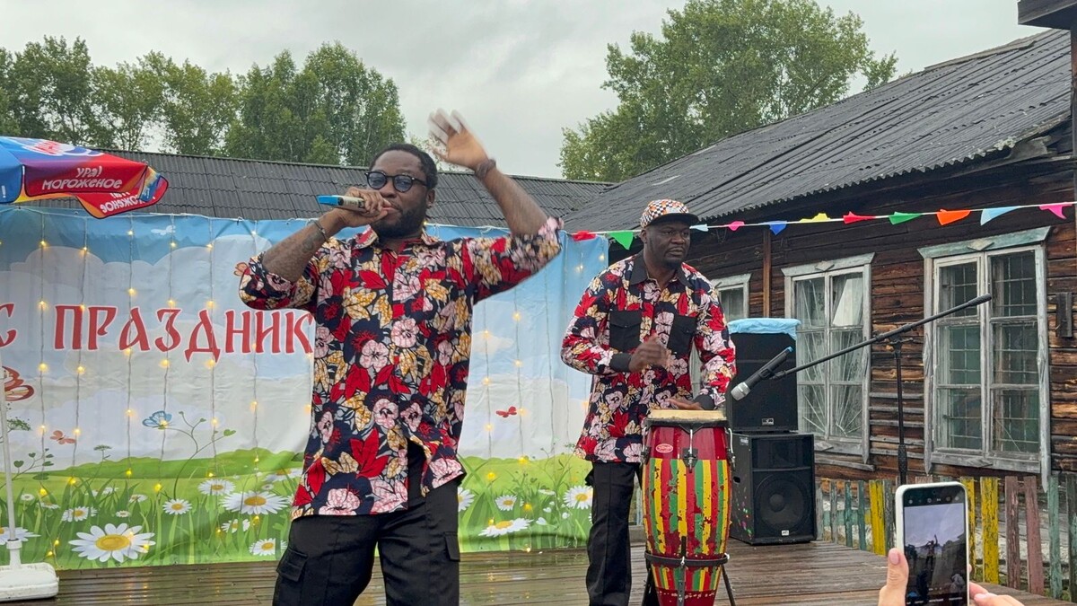 Майкл и Гуччи из республики Конго дали концерт  в маленьком уральском  посёлке 
