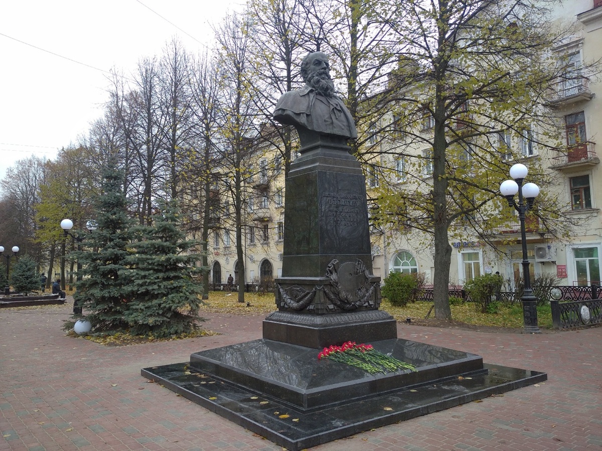 Памятник забирали на время из сквера, чтобы почистить и привести в порядок. Фото: Иван Крылов
