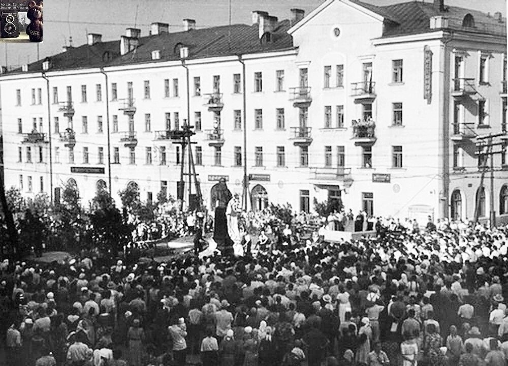 Открытие памятника художнику-баталисту в Череповце. 22 июля 1957 года. Посмотрите, сколько людей пришло! Фото: группа «Череповец Ностальгия. Живая история Череповца» в соцсети "ВКонтакте"
