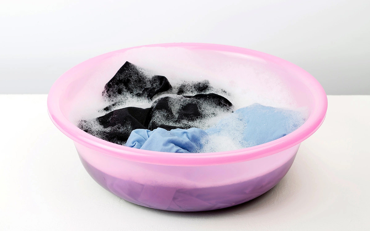 TanyaKim / Shutterstock / FOTODOM📷Начинайте действовать как можно скорее,— свежее пятно убрать намного проще, чем въевшееся. Это, пожалуй, главный фактор