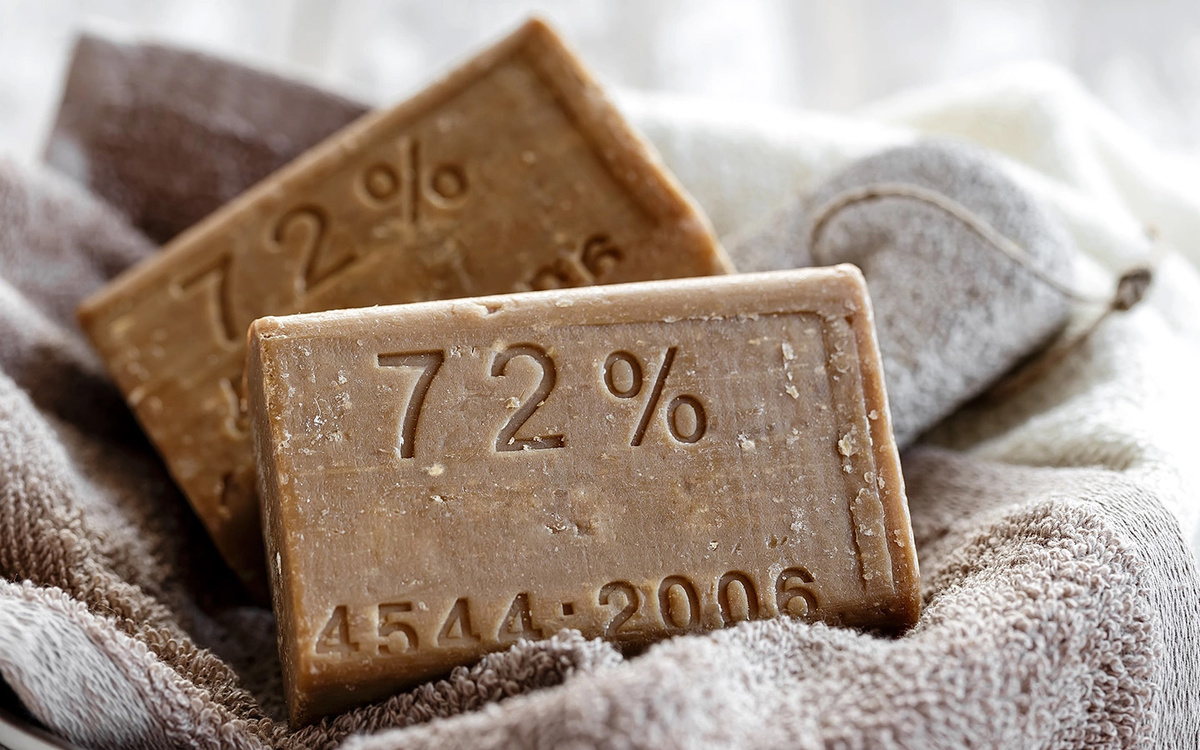 Sunny Forest / Shutterstock / FOTODOM📷Использование хозяйственного мыла — классический способ, часто эффективный даже для старых пятен