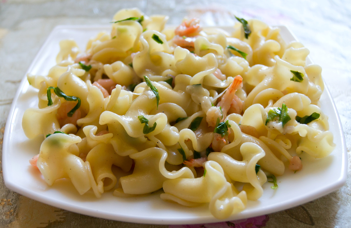 Лёгкая паста с креветками и руколой
