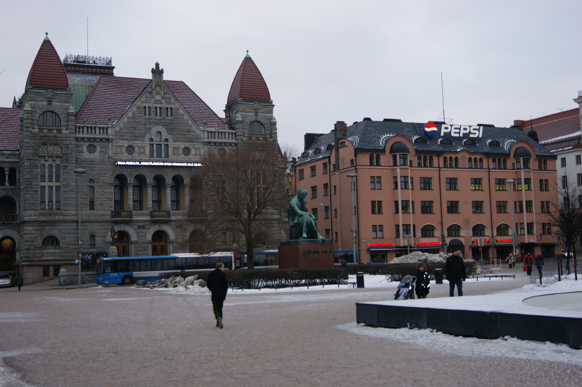 Самый старый профессиональный театр Финляндии, расположенный в центре Хельсинки. Основан в 1872 году. Здание театра возведено на привокзальной площади в 1902 году. Перед фасадом театра находится памятник финскому писателю Алексису Киви.