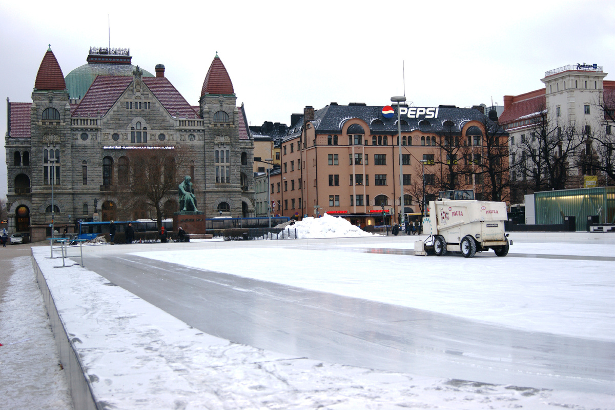 расчищают городской каток, каток реально неплохой