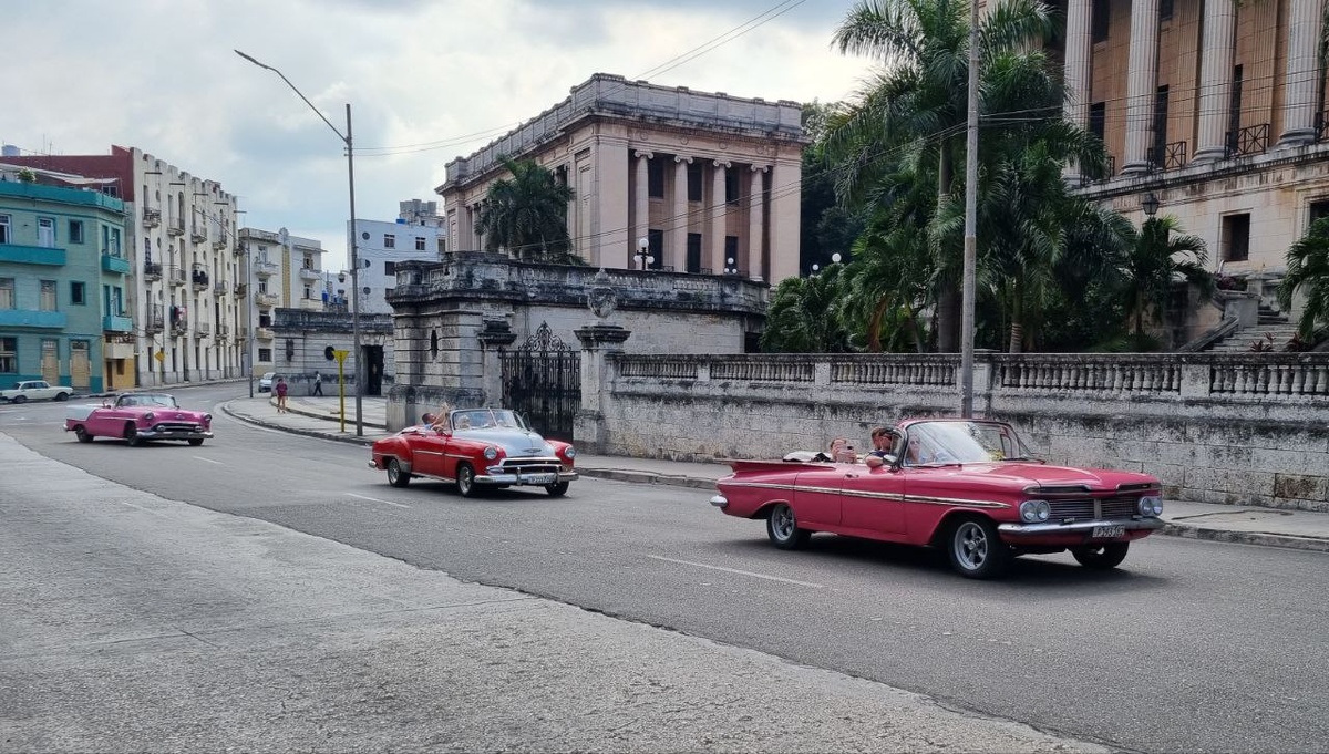 Снаружи сохранился только кузов, а внутри все детали уже давно заменили на более современные