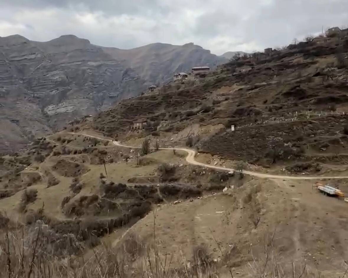 Дорога - корный серпантин. Узкая и, кажется, очень опасная