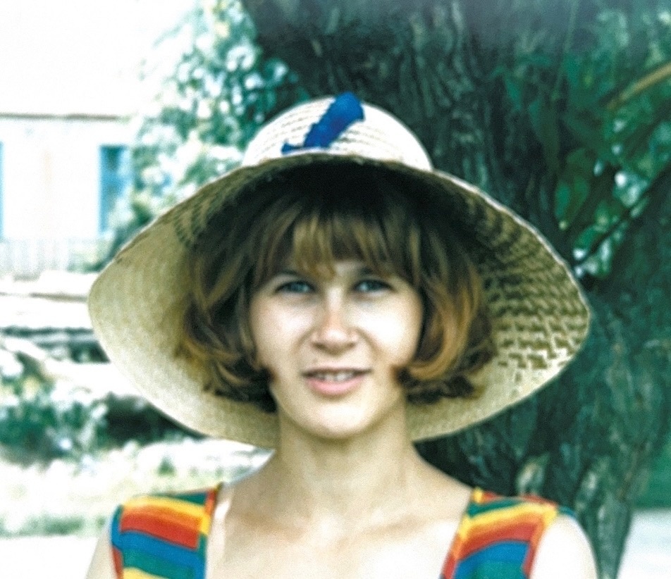 За околицей вдали 
Песня зазвучала.
Я тону в его глазах, 
С головой пропала

Зацвела в саду сирень, 
Горлица хохочет
Он забрал моё сердечко
И отдать не хочет. (с)
