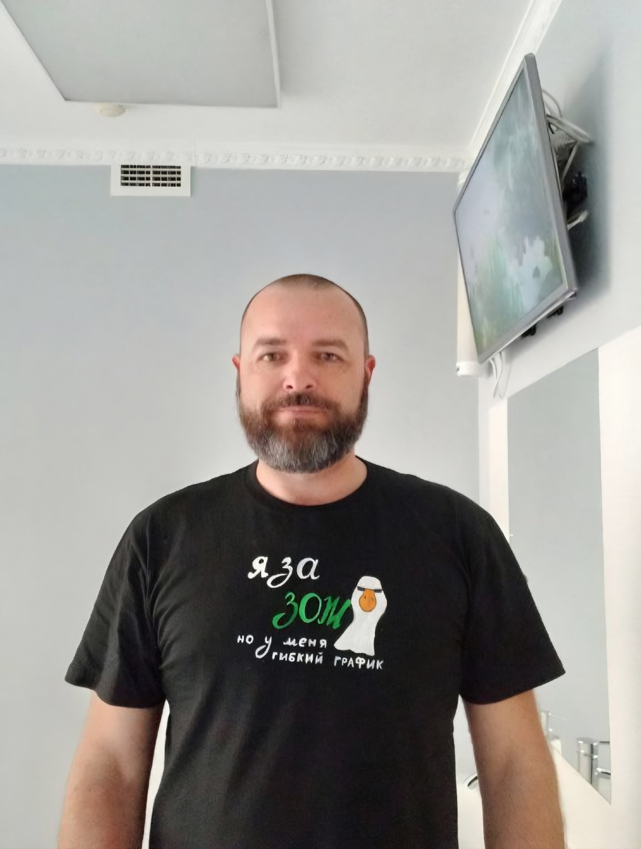 Причин дискомфорта в пояснице,  море.Но если копнуть глубже, то чаще всего виноваты вовсе не тяжести и не сквозняки.А тревожность и малоподвижный образ жизни.Квартальный отчёт, горящие сроки, начальник давит, цены растут, поэтому тело живёт в постоянном режиме "только держись!"А поясница молча держит.До поры.Пока не начинает ныть, тянуть, жечь, напоминая, что ты тоже человек, а не винтик в системе.Отрабатываем поясницу мягко, нежно, бережно.Без боли и без спешки.И вот парадокс...📅 До отпуска болела каждый день.☀️ А в отпуске через пару дней отпустило.Совпадение? Не думаю :)Как тебе такое, Илон Макс? 😄