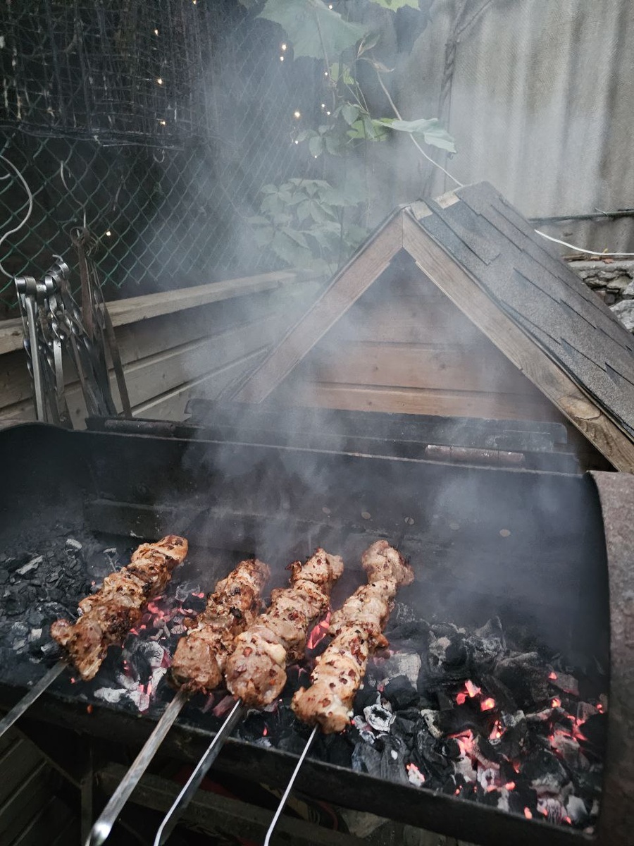 Жарим шашлык на мангале, сделанном из газового балона