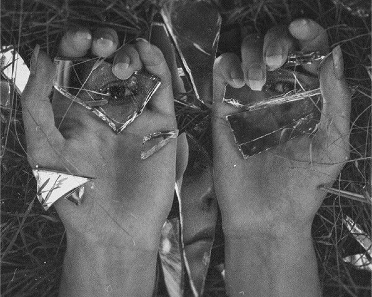 
Бывает, мечта разбивается в один миг, стремительно и, кажется, безвозвратно. Иногда она трескается постепенно, идет мелкими трещинками, как стекло… и потом от незначительного и неосторожного движения разлетается на тысячи мелких осколков. Эти осколки хочется собрать обратно… но нет, как было уже не выйдет.