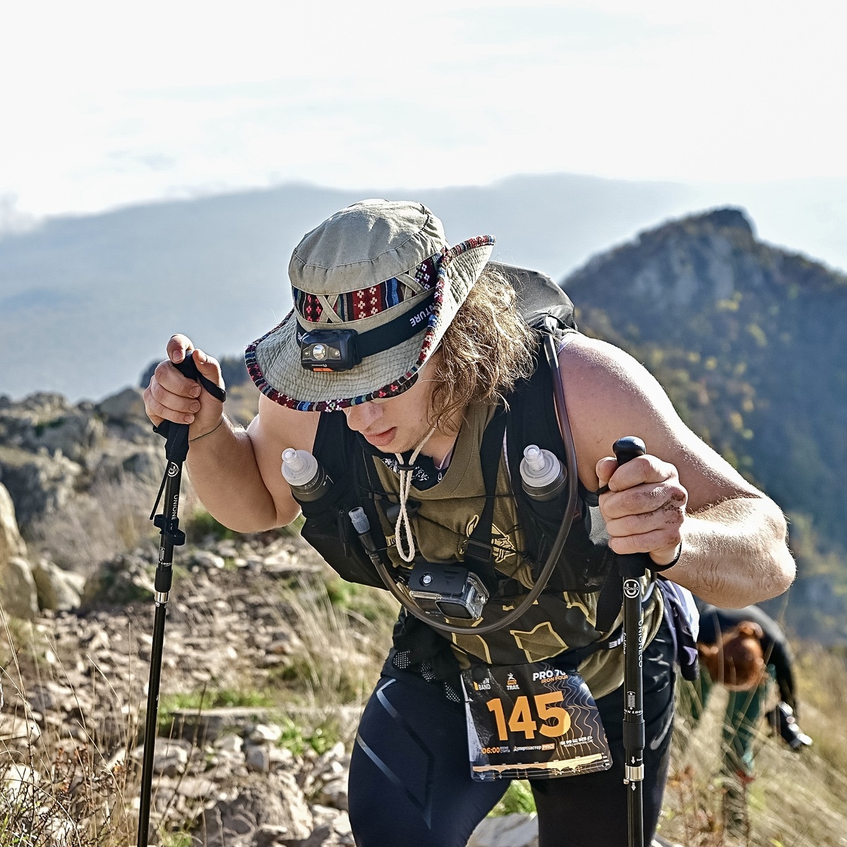 Автор: Виталий Сухарев — фитнес-тренер, специалист по питанию, спортсмен-практик и эксперт по физической подготовке и выносливости.
