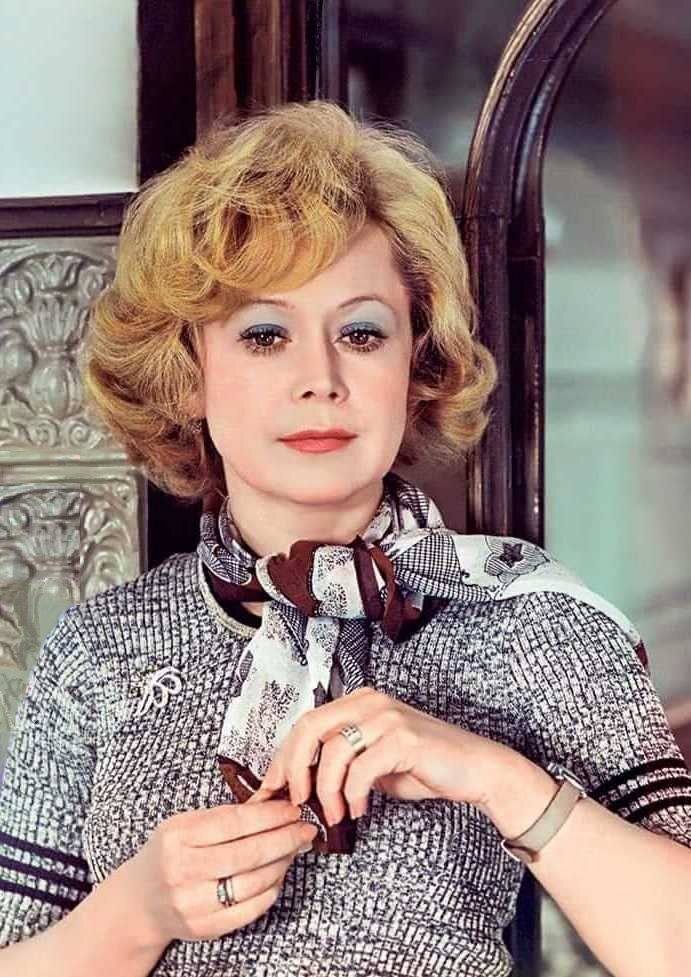 Светлана Немоляева в фильме "Служебный роман" (1977)