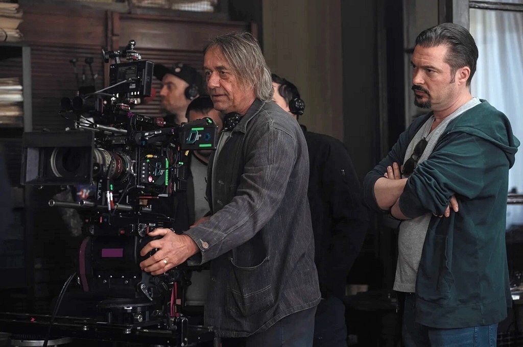 оператор Дариуш Вольски с режиссером и сценаристом Джеймсом Вандербилтом на съемочной площадке военной драмы «Нюрнберг» в Будапеште, 2024 г