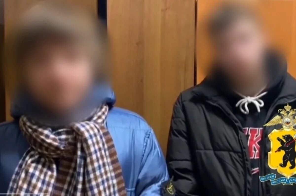    В Ярославле двое молодых людей нарисовали свастику на остановке