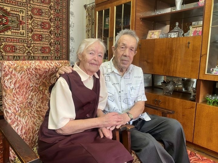 У Беспаловых в этом году три юбилейные даты: 60 лет в одной квартире, 65 лет вместе, 75 лет Борис Алексеевич живет на улице Загородной!