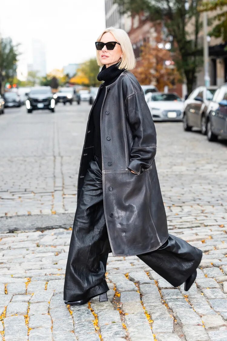Наоми Уоттс в черном кожаном пальто и широких черных кожаных брюках