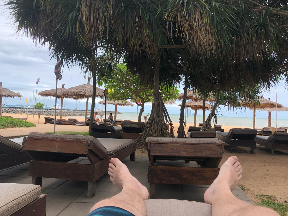 На пляже в пригороде Паттайи. Были, конечно, и в Бангкоке, и не только...