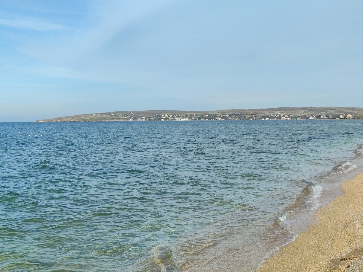 Воон там, где белый пляж виднеется, мы и пытались ловить