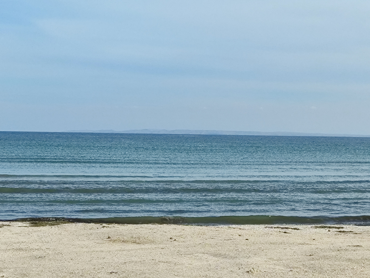 Тут очень мелко, но море не очень спокойное. И медузы у берега, много.