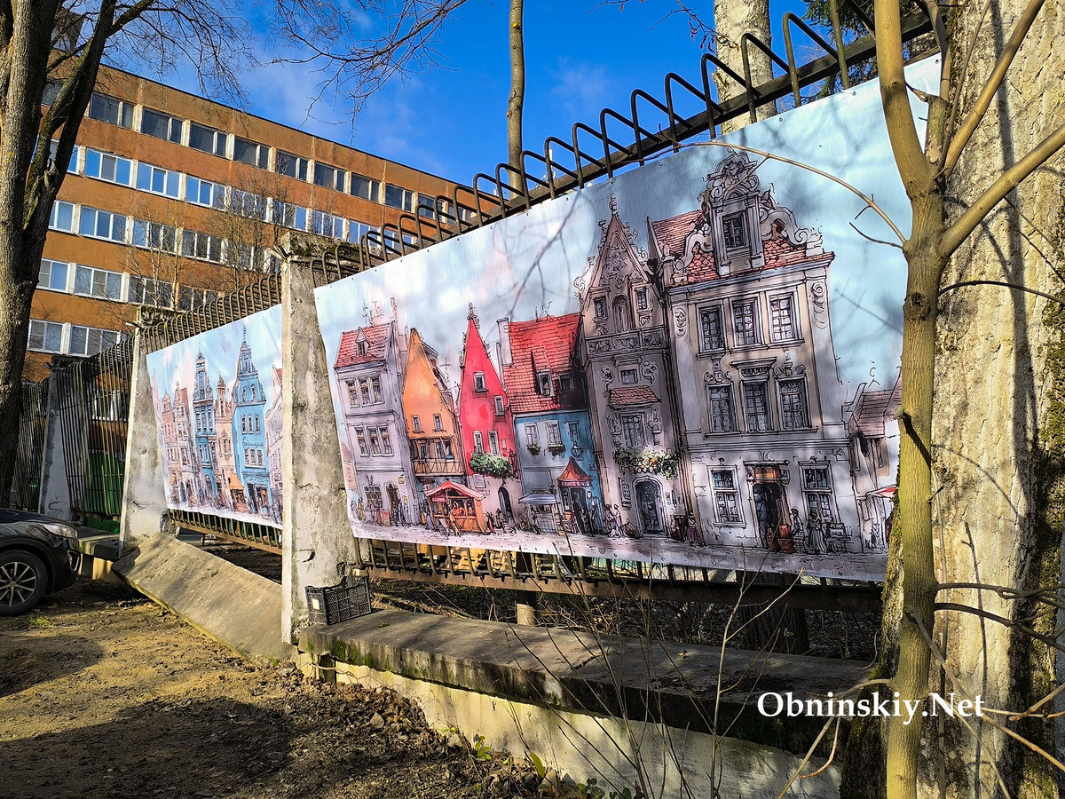 Страшный забор украсили красивыми картинками в Обнинске