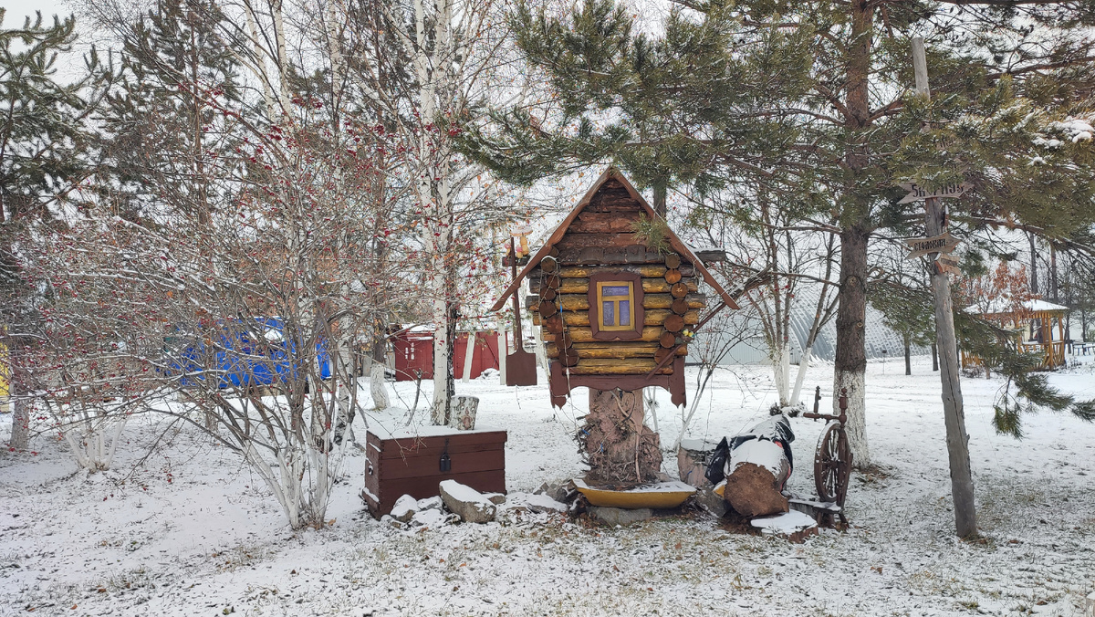 Территория интерната оформлена в виде разных сказок