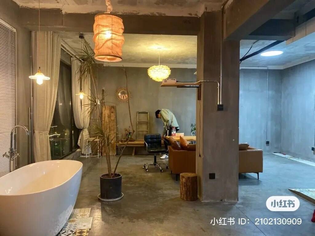 Плафоны сделали из того что под рукой, стены оставили без отделки