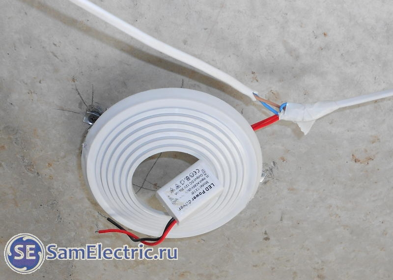 На фото: пример работы потолочников по установке светильников в натяжной потолок.